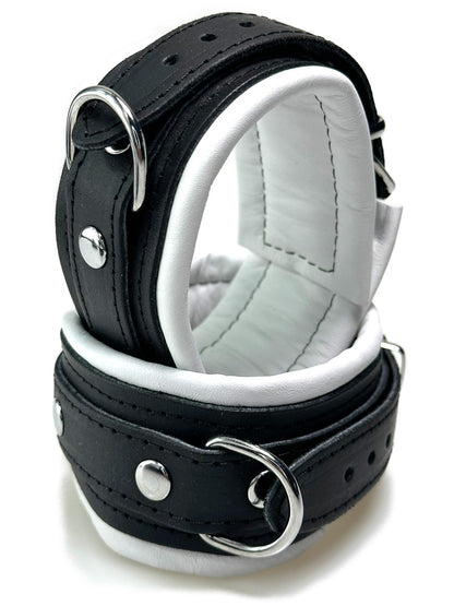 Leder-Fussfessel, schwarzer Riemen, weiß gepolstert 5cm