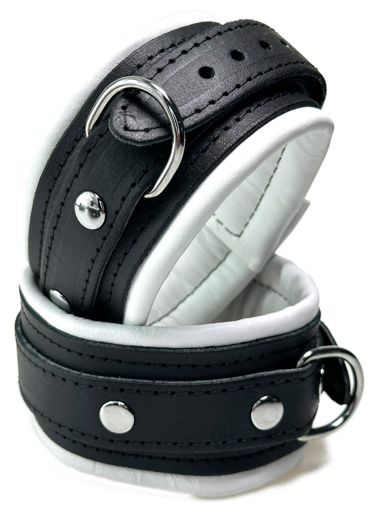 Leder-Fussfessel, schwarzer Riemen, weiß gepolstert 5cm