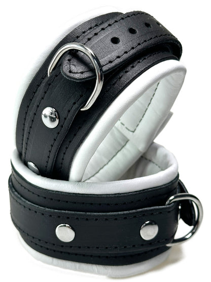 Leder-Fussfessel, schwarzer Riemen, weiß gepolstert 5cm