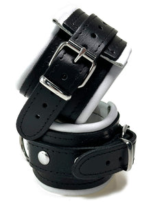 Leder-Handfesseln schwarzer Riemen, weiß gepolstert 5cm