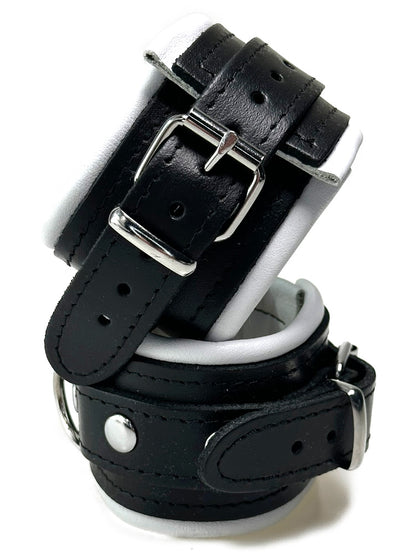 Leder-Handfesseln schwarzer Riemen, weiß gepolstert 5cm