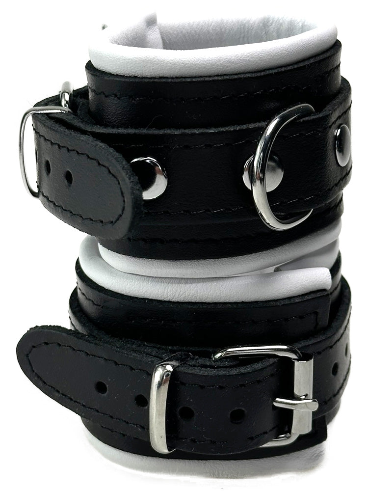 Leder-Handfesseln schwarzer Riemen, weiß gepolstert 5cm