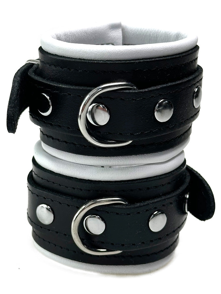Leder-Handfesseln schwarzer Riemen, weiß gepolstert 5cm