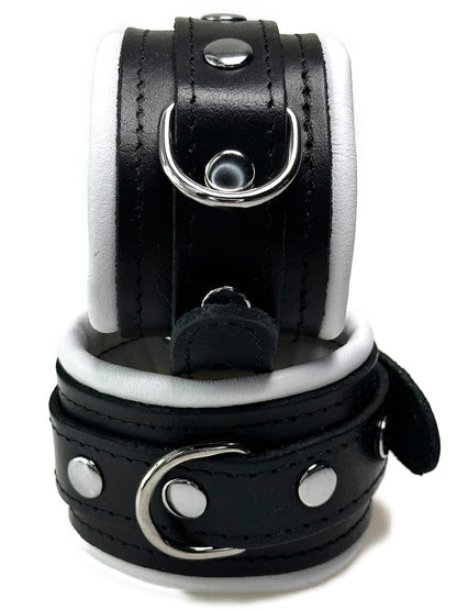 Leder-Handfesseln schwarzer Riemen, weiß gepolstert 5cm