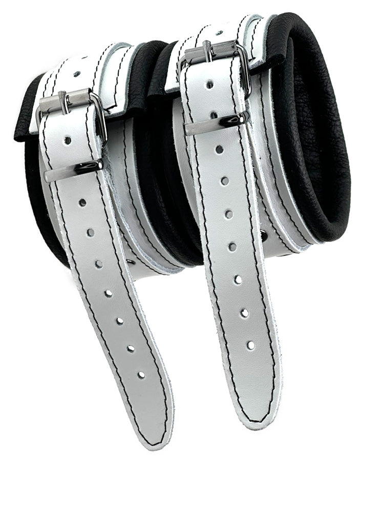 Leder-Fussfessel, weißer Riemen, schwarz gepolstert 5cm