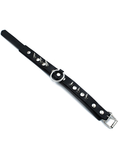 Lederhalsband mit Spitznieten und O-Ring
