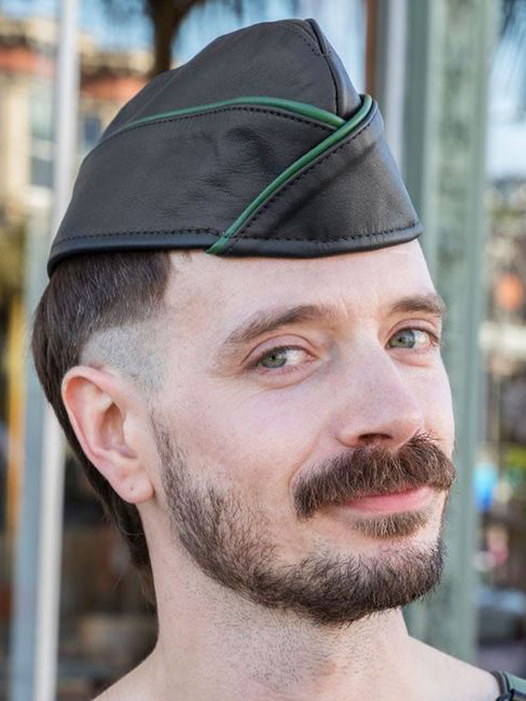 Mister S Leder Garrison-Mütze Leder mit grüner Paspel